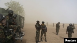 Des soldats camerounais assure la sécurité à Kolofata, Cameroun, le 16 mars 2016.