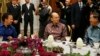 ဘရူနိုင်းဘုရင် Hassanal Bolkiah(ဝဲ)၊ ကမ္ဘောဒီးယားဝန်ကြီးချုပ် Hun Sen (ယာ) နှင့် သမ္မတဦးသိန်းစိန်တို့အား ၂၂ ကြိမ်မြောက် အာဆီယံအစည်းအဝေးအတွင်း ညစာစားပွဲမှာ အတူတကွ တွေ့ရစဉ်။ ဧပြီလ ၂၄၊ ၂၀၁၃။
