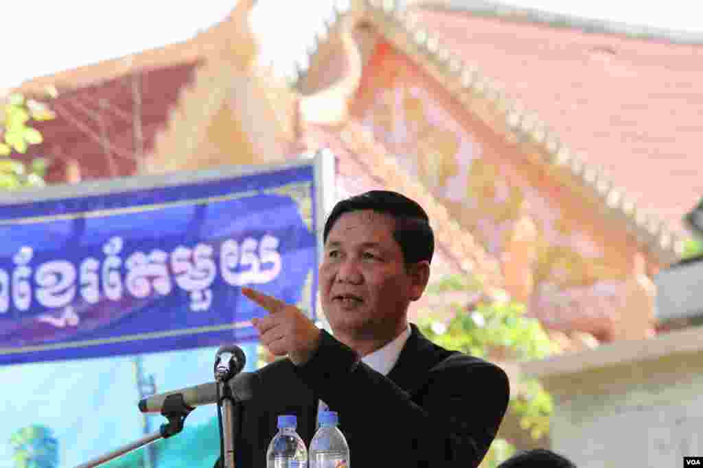 លោក ថាច់ សេដ្ខា នាយកប្រតិបត្តិសហគមន៍ខ្មែរកម្ពុជាក្រោមថ្លែងសុន្ទរកថានៅវត្តចាស់នៃរាជធានីភ្នំពេញ នៅថ្ងសៅរ័ទី០៤មិថុនា ឆ្នាំ២០១៦ ក្នុងការរំលឹកខួប៦៧ឆ្នាំថ្ងៃអាណានិគមបារាំងកាត់ផ្ទេរទឹកដីខ្មែរឲ្យប្រទេសវៀតណាមកាលពីឆ្នាំ ១៩៤៩។(ឡេង ឡែន/VOA)