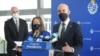 Juan González (derecha) asistente especial del presidente de EE.UU., Joe Biden, y Julie Chung, subsecretaria interina para el Hemisferio Occidental durante visita a Montevideo, Uruguay, el 15 de abril de 2021. [Cortesía Presidencia de la Republica - ROU]