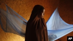 Une enfant victime d'union forcée avec un homme: Zali Idy, 12 ans le 18 juillet 2012, à Hawkantaki au Niger. Elle a été donnée en "marriage" à l'age de 11 ans. (Photo AP) 