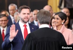 Novoizabrani potpredsjednik SAD-a J.D. Vance polaže zakletvu. (Foto: REUTERS/Kevin Lamarque)