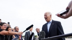 President Joe Biden duke biseduar me gazetarët përpara nisjes