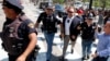 Facebook elimina páginas de Alex Jones por violar reglas
