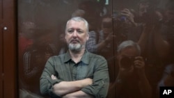 Igor Girkin sjedi u staklenom kavezu u sudnici u Meščanski okružnom sudu u Moskvi, 21. jula 2023.