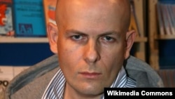 Oles Buzina, redaktur surat kabar Segodnya, ditembak di dekat rumahnya di Kyiv oleh dua orang bersenjata bertopeng (foto: dok).