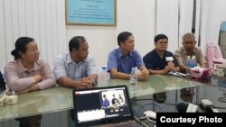 រូបឯកសារ៖ លោកស្រី លឹម មុន្នី (ឆ្វេង) លោក ណៃ វង់ដា លោក នី សុខា និង​លោក យី សុខសាន្ត ចូលរួម​សន្និសីទ​កាសែត​នៅ​ការិយាល័យ​អង្គការ​អាដហុក ក្រោយ​ពី​ត្រូវបាន​ដោះលែង​ពី​មន្ទីរ​ឃុំឃាំង​នៅ​រាត្រី​ថ្ងៃព្រហស្បតិ៍ ទី២៩ ខែមិថុនា ឆ្នាំ២០១៧។ (រូបថត​ដោយ​អង្គការ​អាដហុក)