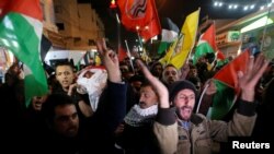 Para pelayat membawa jenazah warga Palestina, Mohammed Al-Jabari, ke pemakaman di Hebron, di wilayah pendudukan Tepi Barat, 9 Maret 2018.