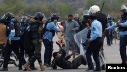 Sejumlah pendukung mantan perdana menteri Pakistan Imran terlibat bentrokan dengan polisi di Islamabad, pada 18 Maret 2023. (Foto: Reuters/Akhtar Soomro)