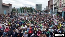 台灣民眾在台北參加“全民公投反併吞”大遊行，抗議中國對台灣的打壓。 （2018年10月20日）