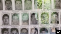 Sebagian foto 43 mahasiswa Meksiko yang hilang, yang diklaim jaksa telah dibakar oleh geng narkoba pada 2014.