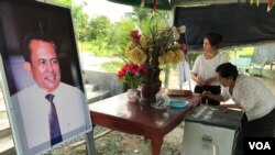 អ្នកធ្វើដំណើរ​គោរព​សព​លោក​បណ្ឌិត​កែម​ ឡី​ នៅ​គេហដ្ឋាន​របស់​លោក​បណ្ឌិត កែម ឡី នៅ​ឃុំ​លាយបូរ ស្រុកត្រាំកក់ ខេត្តតាកែវ ថ្ងៃ​ទី​៧ ខែ​កក្កដា​ ឆ្នាំ​២០១៩។ (ហ៊ុល រស្មី/VOA) 