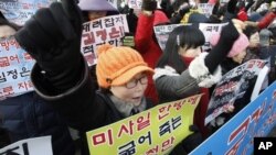 13일 한국 서울에서 북한의 장거리 로켓 발사를 규탄하는 시위.