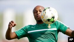 Andre Ayew contrôle le ballon lors d'une session d'entraînement au stde de Sogara, à Port-Gentil, Gabon, le 24 janvier 2017.
