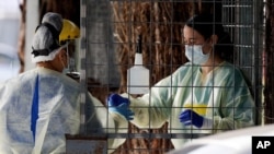 Staf medis bersiap untuk menjalankan tes Covid-19 di Christchurch, Selandia Baru, Kamis, 13 Agustus 2020. (Foto: AP)