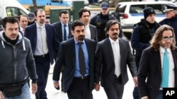 Turski oficiri, u sredini, u pratnji grčkih policajaca dolaze u Vrhovni sud Grčke u Atini, 26. januara 2017.