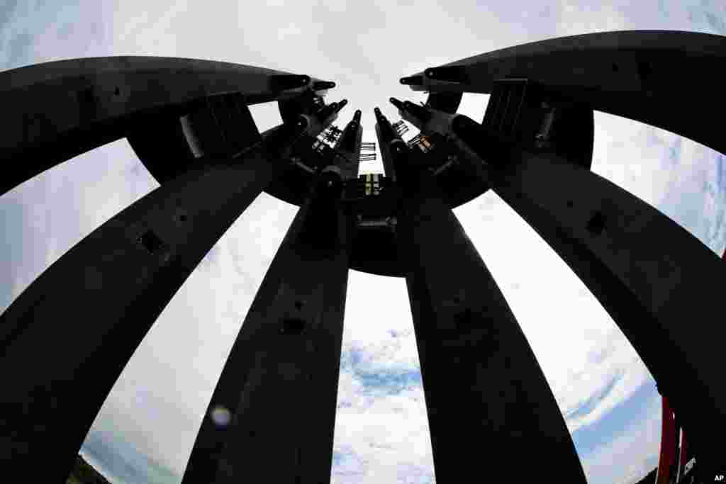 La primera sección de las campanas de viento de Tower of Voices de 93 pies (28,35 metros) está en su lugar el jueves 31 de mayo de 2018 en el Memorial Nacional Flight 93 en Shanksville, Pa. Con la dedicación de la torre que contiene 40 carillones de viento el 9 de septiembre de 2018, se completará el diseño original del monumento. (Foto AP / Gene J. Puskar) 