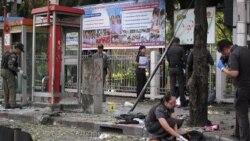 پلیس و کارشناسان در حال بازرسی محل انفجار بمب در مرکز بانکوک، 14 فوریه