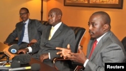 Le président de la RDC Joseph Kabila, à droite, parle aux côtés de ses homologues Yoweri Museveni de l'Ouganda et Paul Kagame du Rwanda, au cours d’une conférence de presse, à Kampala, Ouganda, 21 novembre 2012 photo de fichier.