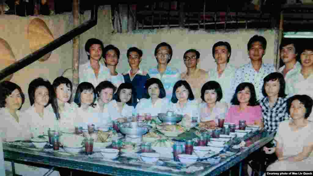 ក្នុង​រូប​ថត​ដែល​មិន​ដឹង​ពី​កាលបរិច្ឆេទ​ពិត​ប្រាកដ ជន​ភៀស​ខ្លួន​ខ្មែរ​មួយ​ក្រុម​ដែល​ជា​កូន​សិស្ស​រៀន​ភាសា​អង់គ្លេស​ប្រចាំ​ប្លុក E នៃ​ជំរំ Minh Tran 1 ប្រទេស​វៀតណាម ថតរូប​ជុំ​គ្នា​ក្នុង​ពិធី​ជប់លៀង​មួយ។ (រូបថត​ផ្តល់​ឲ្យដោយ​លោក គួជ មាលីវ)