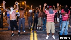 Zanga-zangar a Ferguson, Missouri ga 17 Augusta 2014.