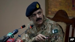 Juru bicara militer Pakistan, Asim Bajwa berbicara pada media tentang serangan Taliban di sebuah sekolah di Peshawar, Pakistan, 16 Desember 2014. (Foto: dok.)