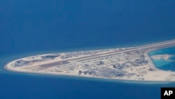  Foto yang dirilis oleh Angkatan Udara Filipina C-130, 21 April 2017 ini memperlihatkan gambar landasan bandara dan bangunan di Subi Reef buatan China di rantai pulau Spratly, Laut Cina Selatan (Foto: dok).