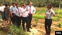 U.S. Ambassador to Cambodia William Heidt and Agriculture Minister Veng Sakhon tour a technology farm at the Royal University of Agriculture, October 18, 2017. (Hul Reaksmey/VOA Khmer) 