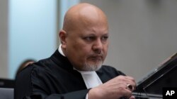 ARCHIVO - El hoy fiscal de la Corte Penal Internacional Karim Khan participa en un juicio en La Haya, Países Bajos, el 26 de septiembre de 2022.