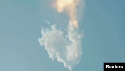 La nave espacial Starship de próxima generación de SpaceX sobre su poderoso cohete Super Heavy se autodestruye después de su lanzamiento desde la plataforma de lanzamiento de Boca Chica de la compañía en un breve vuelo de prueba sin tripulación cerca de Brownsville, Texas, EEUU, el 20 de abril de 2023 en una imagen fija de un video.