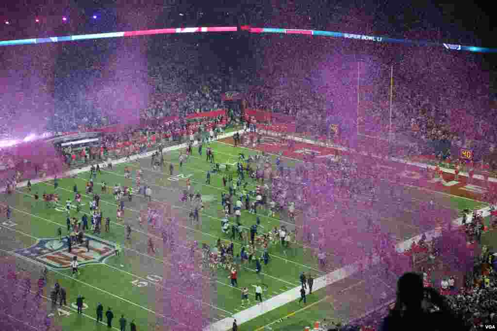 Confetti rains down on the stadium after the New England Patriots defeat the Atlanta Falcons in Superbowl 51 in Houston, Texas, Feb. 5, 2017. (Photo: B. Allen / VOA)