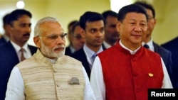 印度总理莫迪和中国领导人习近平在印度举行的金砖国家峰会上合影。（2016年10月5日）
