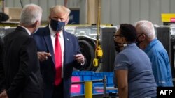 លោកប្រធានាធិបតី Donald Trump ពាក់ម៉ាស់ ខណៈលោកសន្ទនាជាមួយបុគ្គលិករបស់រោងចក្រ Whirlpool Corporation នៅទីក្រុង Clyde រដ្ឋ Ohio ថ្ងៃទី ៦ ខែសីហា ឆ្នាំ២០២០។