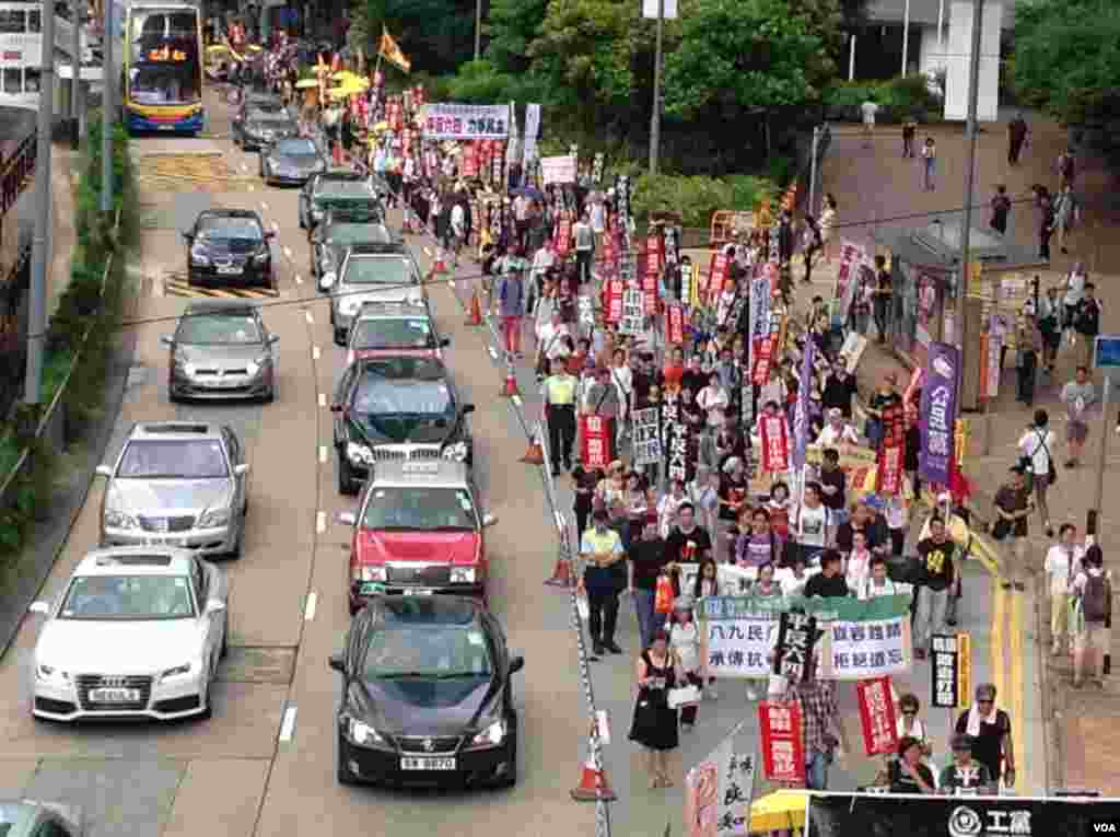 香港支联会举行年度爱国民主大游行(美国之音海彦拍摄)