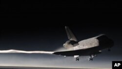 美國太空穿梭機“亞特蘭蒂斯號”星期四黎明前﹐於佛羅里達州肯尼迪太空中心着陸。
