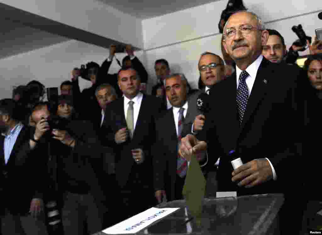 Muxolifatga yetakchilik qilayotgan Jumhuriyat Xalq partiyasi (CHP) lideri Kamol Kilichdoro'g'li