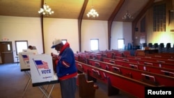 Votantes acudiendo a las elecciones legislativas de 2022 en Harrisburg, Pensilvania.