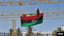 Una marioneta que representa a Moammar Gadhafi, fue colgada en la ahora llamada Plaza de los Mártires, la ex Plaza Verde de Trípoli.