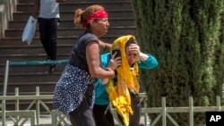 Des proches des victimes effondrés suite à l'annonce du crash à l'aéroport international d'Addis-Abeba le 10 mars 2019.