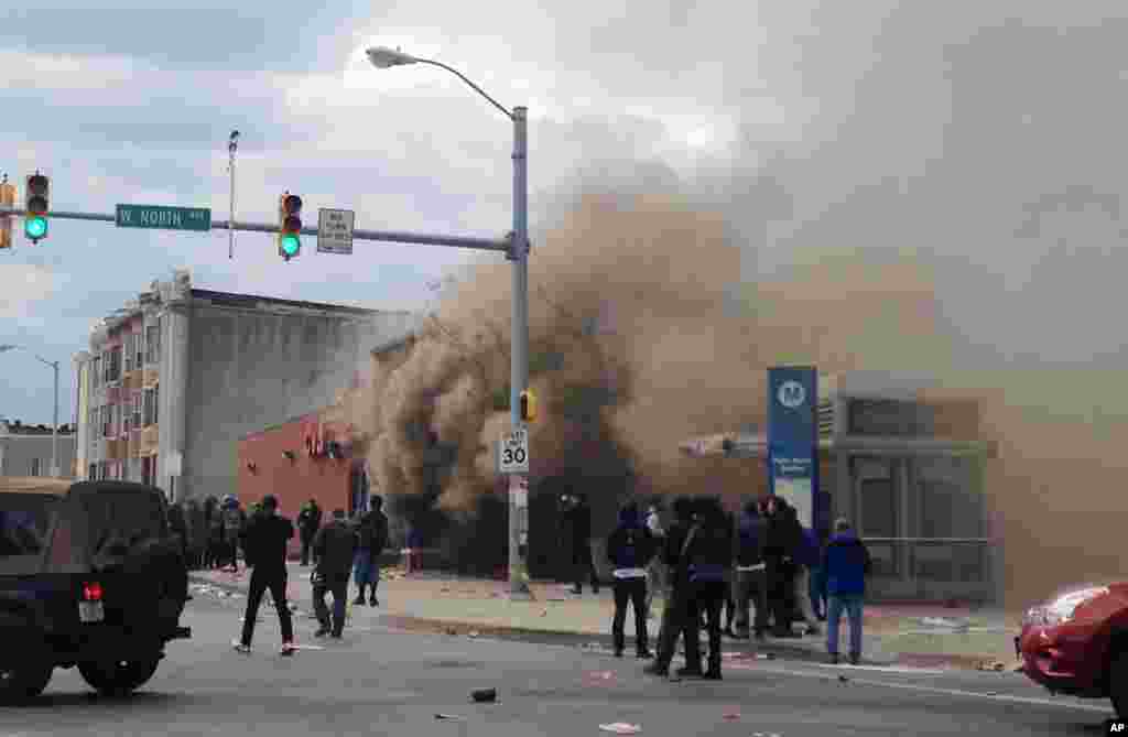 Smoke billows from a CVS Pharmacy store in Baltimore, Maryland, April 27, 2015.