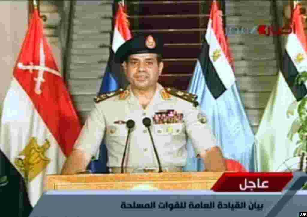 Menteri Pertahanan Mesir Letjen Abdelfatah al-Sissi memberikan pernyataan di stasiun televisi pemerintah (3/7). (Egyptian TV)