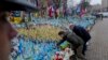 El presidente de Ucrania, Volodymyr Zelenskyy (izquierda), y el canciller alemán, Olaf Scholz, asisten a una ceremonia en honor a los soldados caídos cerca del Monumento Nacional a la Memoria del Pueblo en Kiev, Ucrania, el lunes 2 de diciembre de 2024. Foto AP/Evgeniy Maloletka