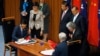 2014年11月17日，中国与澳大利亚在堪培拉国会大楼举行两国自由贸易协定签字仪式。中国国家主席习近平在签字仪式上。