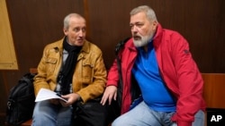 Sergej Sokolov, trenutni glavni urednik Novaje gazete sa Nobelovcem Dmitrijem Muratovim na sudu u Moskvi 5. septembra 2022.