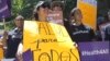 ARCHIVO - Nathaly González, en primer plano, participa en una manifestación para celebrar la expansión de los cuidados médicos para niños y adolescentes sin documentos, el 16 de mayo de 2016, en Sacramento, EEUU.