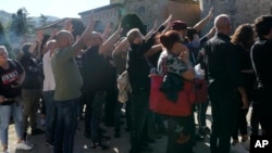 La gente realiza un saludo romano en la ciudad natal del ex dictador Benito Mussolini para conmemorar el centenario del golpe de estado mediante el cual tomó el poder en 1922, en Predappio, Italia, el 30 de octubre de 2022.