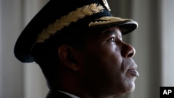 El general Manuel Cristopher Figuera, exjefe de la temida agencia de inteligencia SEBIN de Venezuela, posa para un retrato en Washington. "Soy como un soldado que levanta la bandera para señalar la angustia", dijo Christopher a The Associated Press.