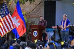 រូបឯកសារ៖ រូបឯកសារ៖ លោក W. Patrick Murphy ឯកអគ្គរដ្ឋទូតអាមេរិកប្រចាំកម្ពុជា និងលោក ប្រាក់ សុខុន រដ្ឋមន្ត្រីក្រសួងការបរទេសកម្ពុជា ក្នុងពិធីខួប ៧០ឆ្នាំនៃទំនាក់ទំនងការទូតរវាងអាមេរិកនិងកម្ពុជា នៅរាជធានីភ្នំពេញ កាលពីថ្ងៃទី ៨ ខែមករា ឆ្នាំ២០២០។ (រូបថតដោយស្ថានទូតអាមេរិកប្រចាំកម្ពុជា)