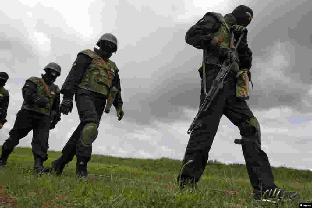 Members of the "Donbass" self-defense battalion train at a National Guard base, near Kyiv, June 2, 2014.