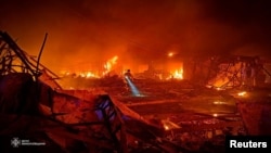 Un rescatista trabaja en el lugar de un ataque con misiles rusos, en medio del ataque de Rusia a Ucrania, en Mykolaiv, Ucrania, el 15 de octubre de 2024.